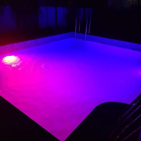 The Perfect Stays- Lal Mahal Villa With Disco Pool Лонавала Экстерьер фото